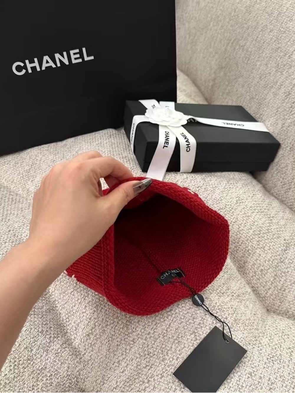 CHANELL Red Knit Beanie with White Hats - Picture 4 of 6